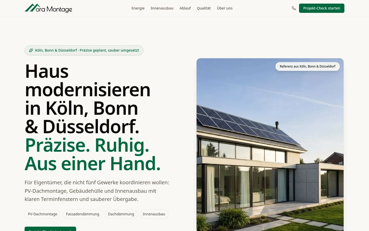 Screenshot of the Mora Montage marketing homepage hero. Left column holds a small green chip "Köln, Bonn & Düsseldorf · Präzise geplant, sauber umgesetzt" and the bold black headline "Haus modernisieren in Köln, Bonn & Düsseldorf." with a green tagline beneath: "Präzise. Ruhig. Aus einer Hand." Supporting paragraph in German describes coordinated PV-Dachmontage, Gebäudehülle and Innenausbau services. Three trade chips sit below - PV-Dachmontage, Fassadendämmung, Dachdämmung, Innenausbau. Right column shows a modern flat-roofed reference home with rooftop solar panels and a "Referenz aus Köln, Bonn & Düsseldorf" pill overlay. Top nav lists Energie, Innenausbau, Ablauf, Qualität, Über uns and a green "Projekt-Check starten" button.